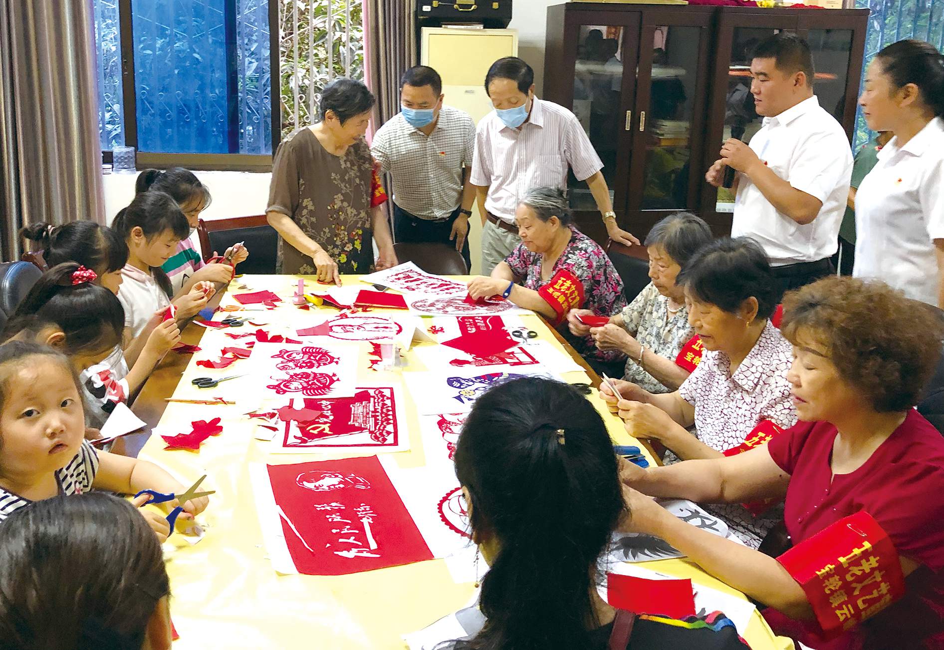 徐世群一行在廣元市利州區(qū)云峰社區(qū)調研傳統(tǒng)文化傳承情況.jpg