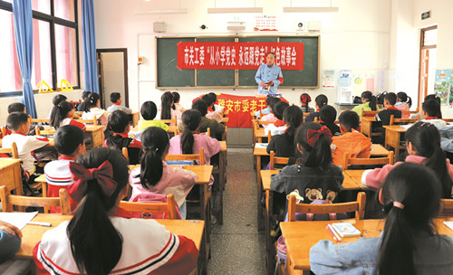 五老牟紹華身著紅軍軍裝走進(jìn)校園開(kāi)展“黨史微課”活動(dòng).png