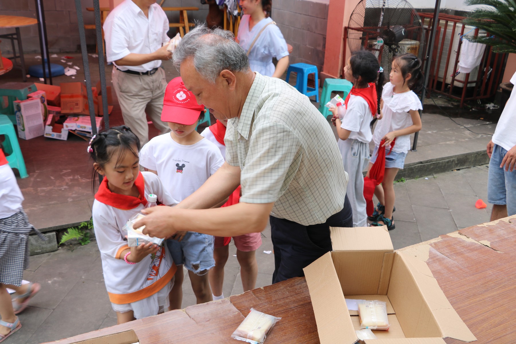 唐順德給孩子們發(fā)放面包牛奶(1).jpg